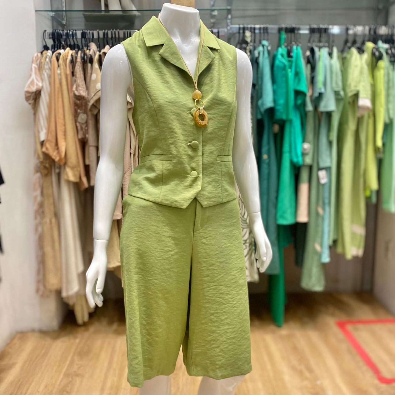 CONJUNTO BERMUDA E COLETE