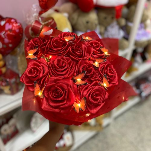 BUQUÊ DE ROSAS ETERNAS + BORBOLETA